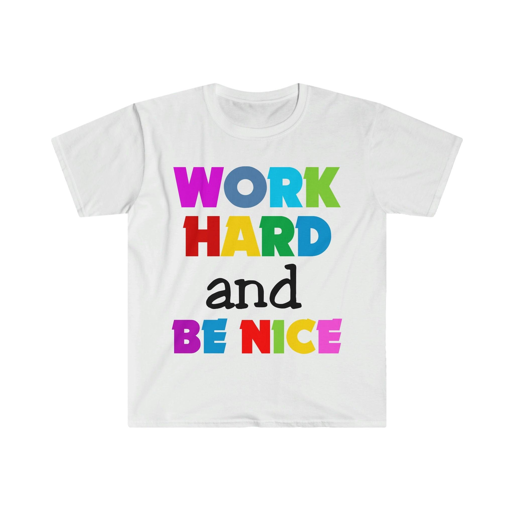 Werk hard en wees aardig T-shirts, wees aardig shirt, wees aardig, wees aardig shirt, kies een vriendelijk shirt, inspirerend, blijf bescheiden, wees aardig shirt - plusminusco.com