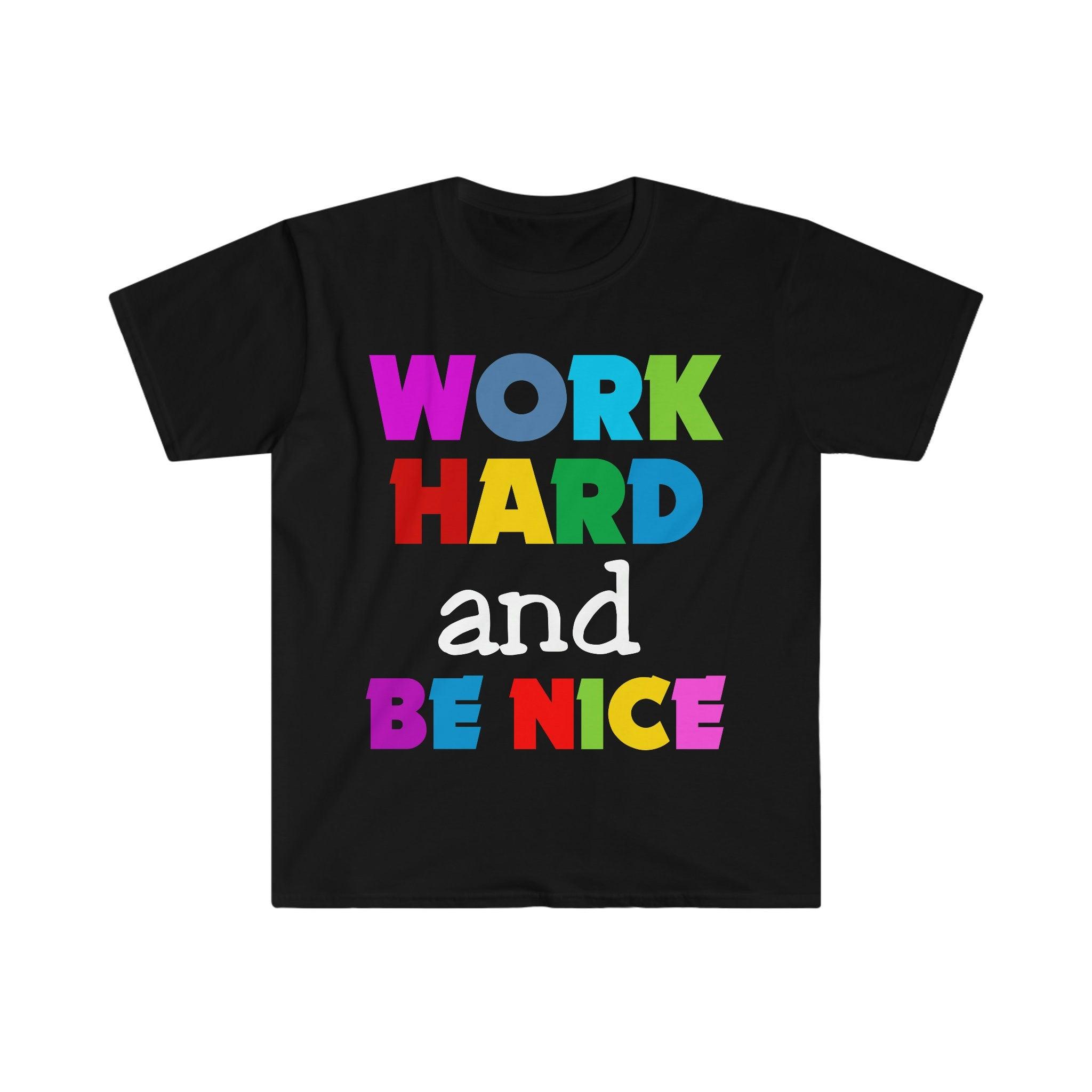 Trabalhe duro e seja legal Camisetas, seja gentil, seja gentil, seja legal, seja gentil, escolha uma camisa gentil, inspiradora, fique humilde, seja legal - plusminusco.com