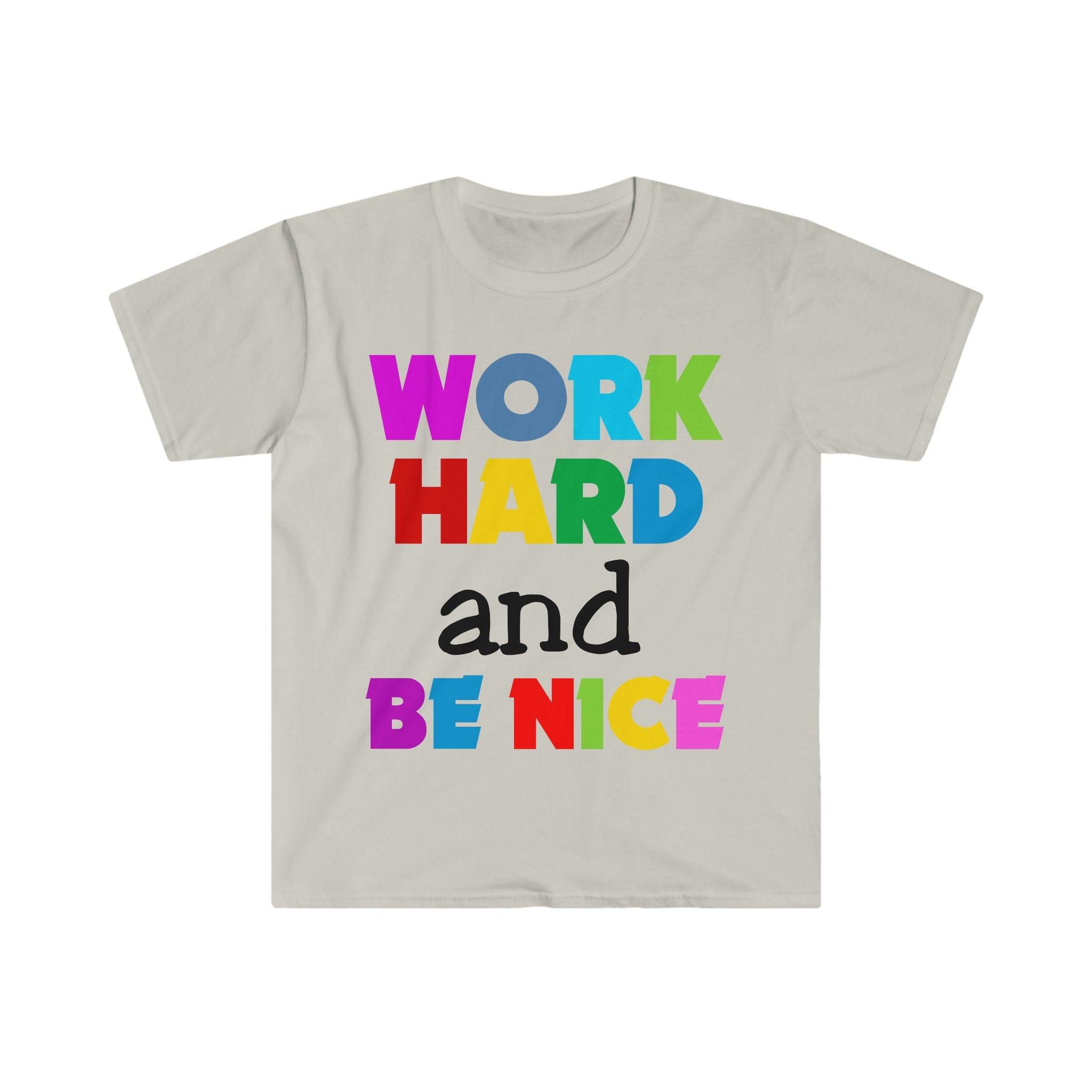 Dirbk sunkiai ir būk malonus marškinėliai, būk malonus marškinėliai, būk malonus, būk malonus marškiniai Pasirinkite gerus marškinius Įkvepiantis „Stay Humble“, „Be Nice“ marškinėliai - plusminusco.com