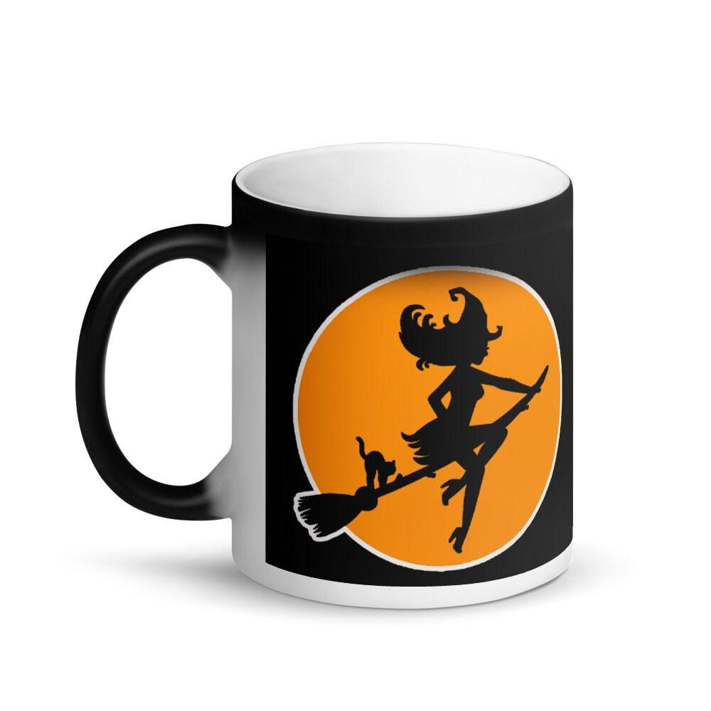 Ya, saya bisa mengendarai tongkat Mug Halloween, Hadiah Mug Halloween, ide Halloween, Mug halloween hitam || Mug Ajaib Hitam Matte - plusminusco.com