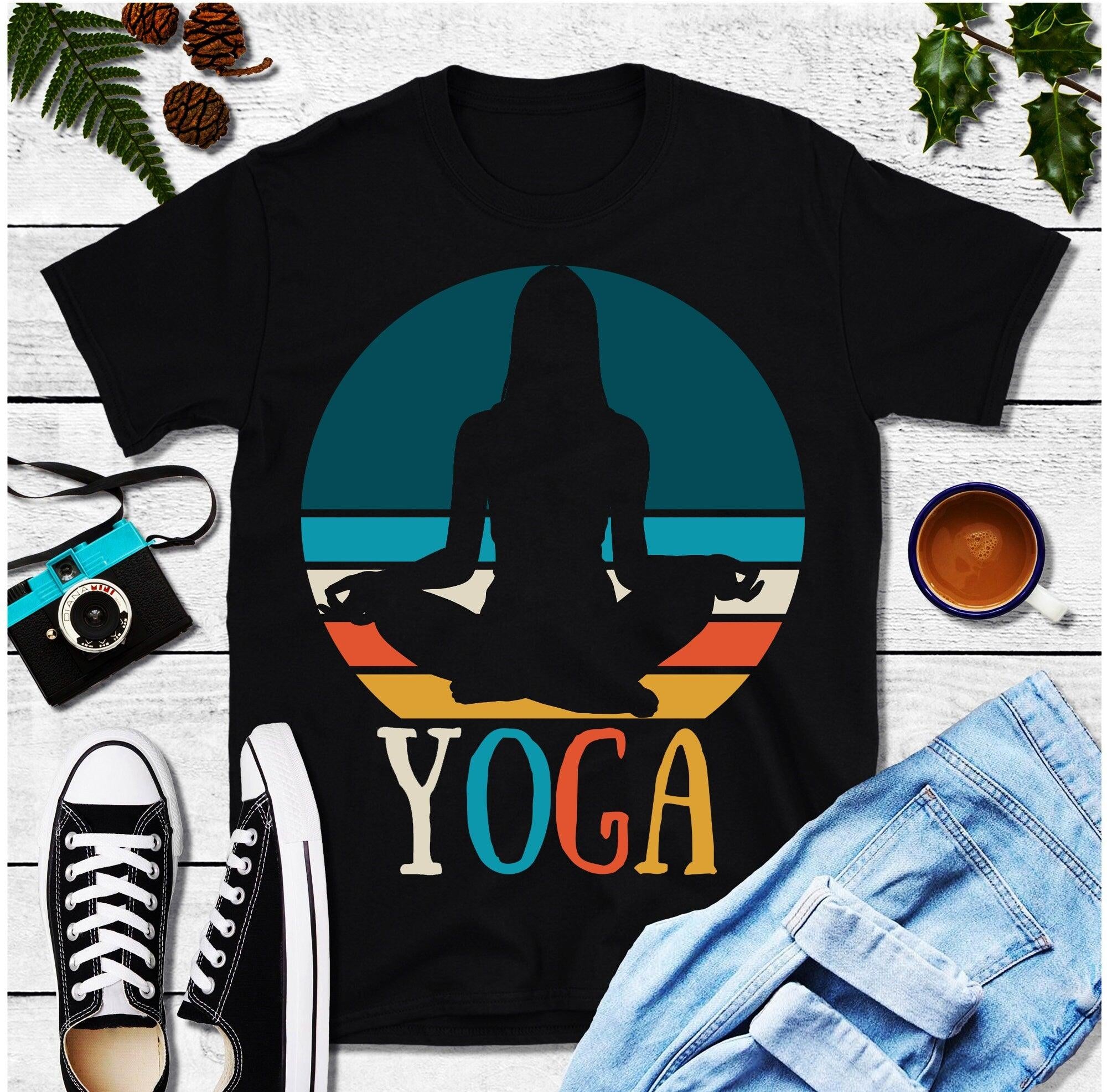 Chica de yoga | Camisetas retro atardecer, camisa de regalo de yoga, camisa Namaste, regalo para yogui, camisa amante del yoga, camisa de meditación, camiseta de yoga, camiseta de yoga - plusminusco.com