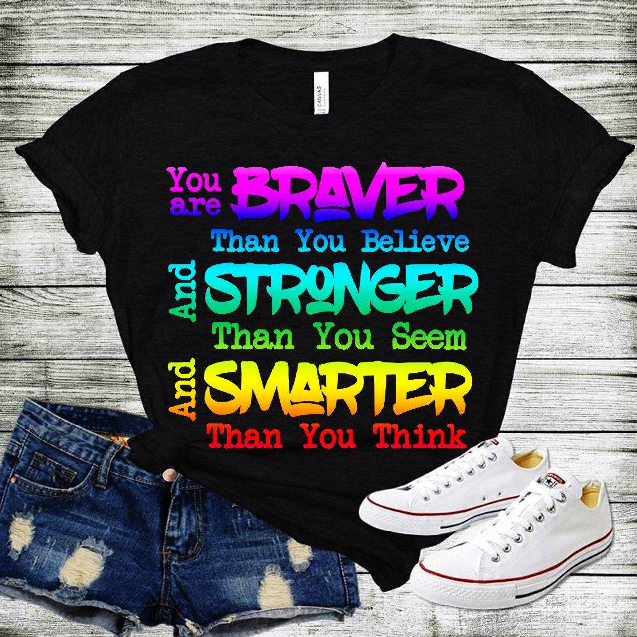 Je bent moediger dan je gelooft en sterker dan je lijkt en slimmer dan je denkt T-shirts - plusminusco.com