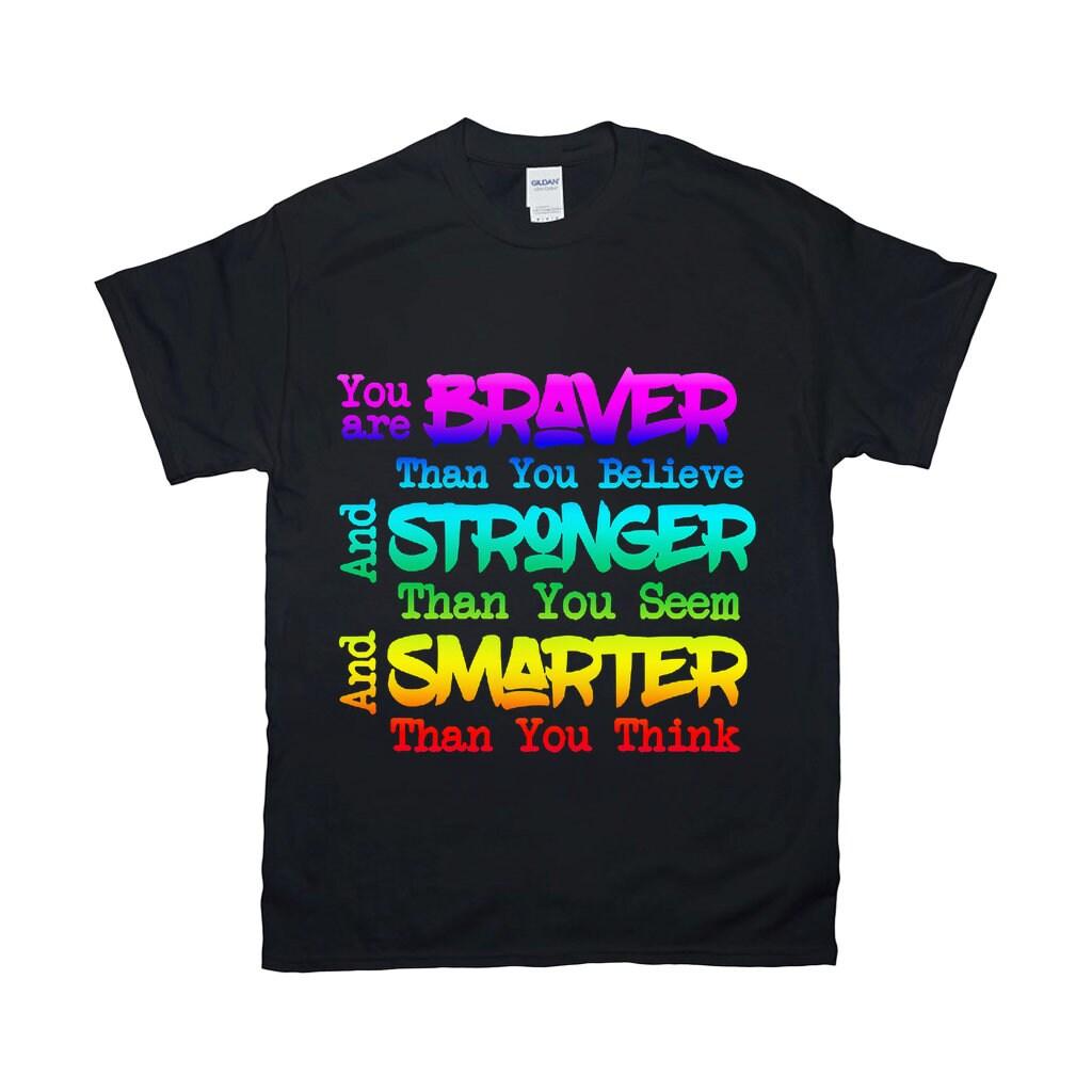 あなたは信じているよりも勇敢で、見た目よりも強く、あなたが思っているよりも賢い T シャツ - plusminusco.com