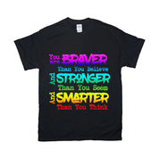 Du er modigere enn du tror og sterkere enn du virker og smartere enn du tror T-skjorter - plusminusco.com